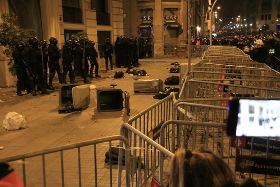Spanish police station on Via Laietana, Barcelona, where protesters threw garbage and other objects, February 21, 2021 (by Laura Fíguls) 